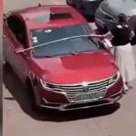 Un metro: la mejor "ayuda"al aparcamiento de esta mujer en China