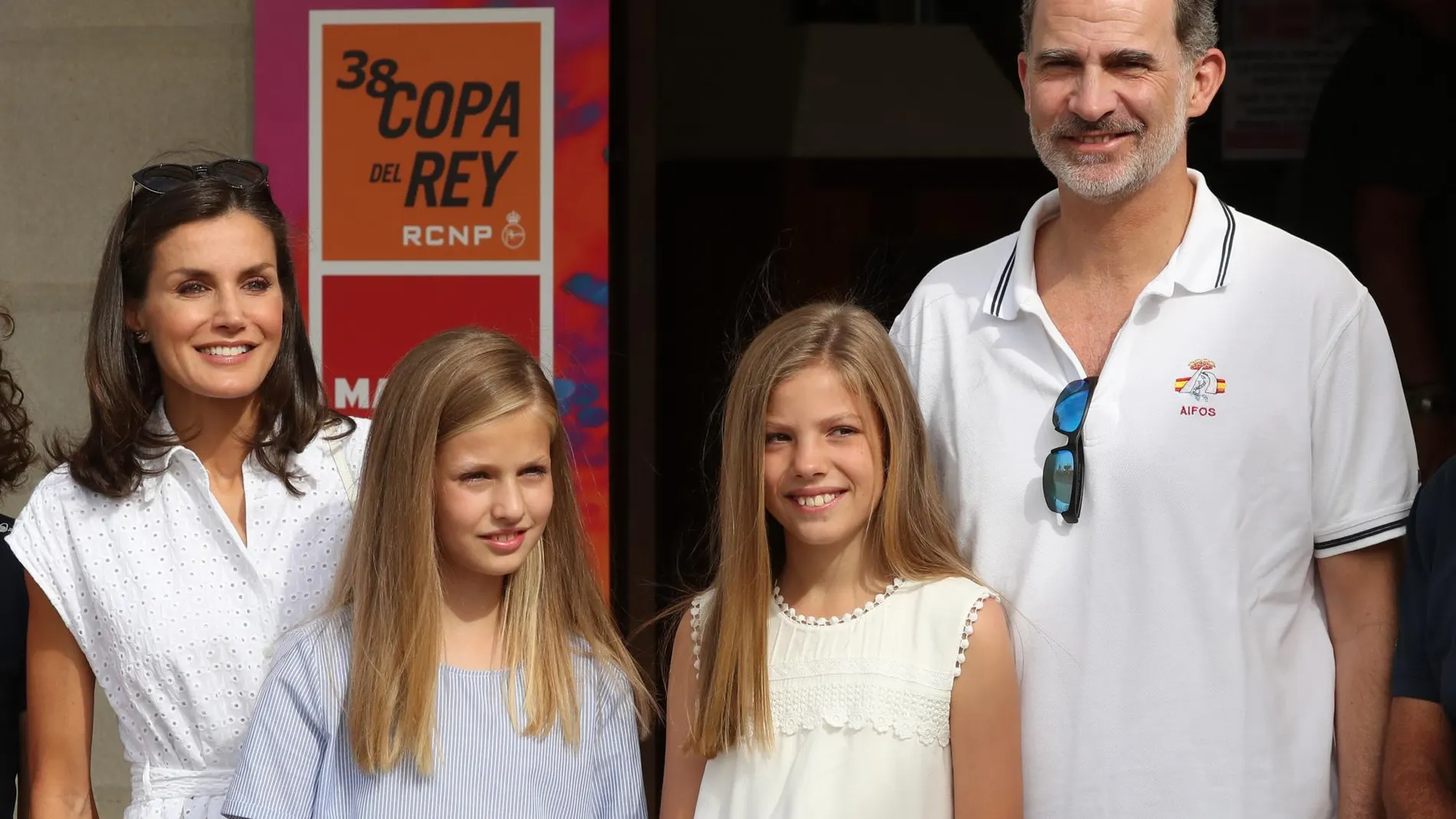 Letizia luce moreno en Mallorca con un vestido blanco de Adolfo Dominguez