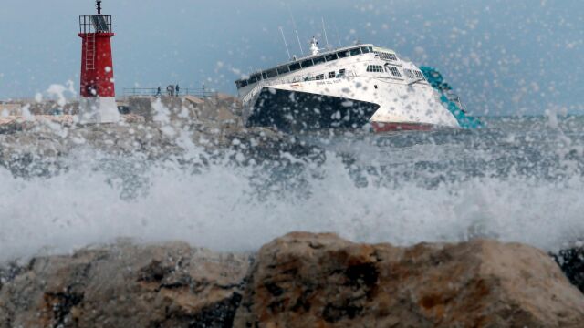 El viaje del ferry que cubre la línea Dènia-Ibiza-Formentera tuvo que ser suspendido por el temporal