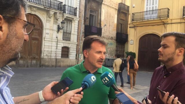 El concejal de Movilidad Sostenible y presidente de la empresa pública, Giuseppe Grezzi, esta tarde tras su salida del Consejo de Administración de la EMT