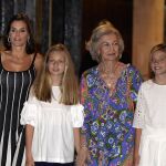 La Reina Letizia deslumbra con su 'look' y moreno para una noche de Ópera