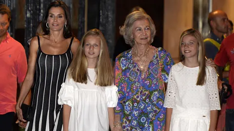 La Reina Letizia deslumbra con su 'look' y moreno para una noche de Ópera