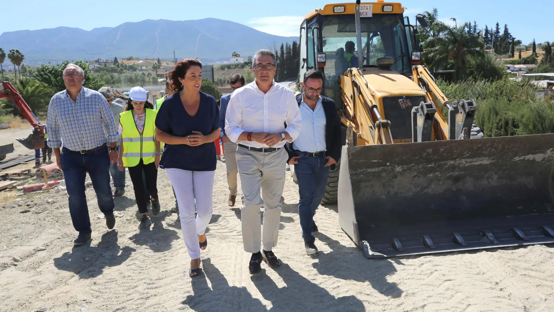 Francisco Salado, presidente de la Diputación, y la alcaldesa de Alhaurín el Grande, Antonia Ledesma, han visitado las obras del puente sobre el río Fahala / La Razón
