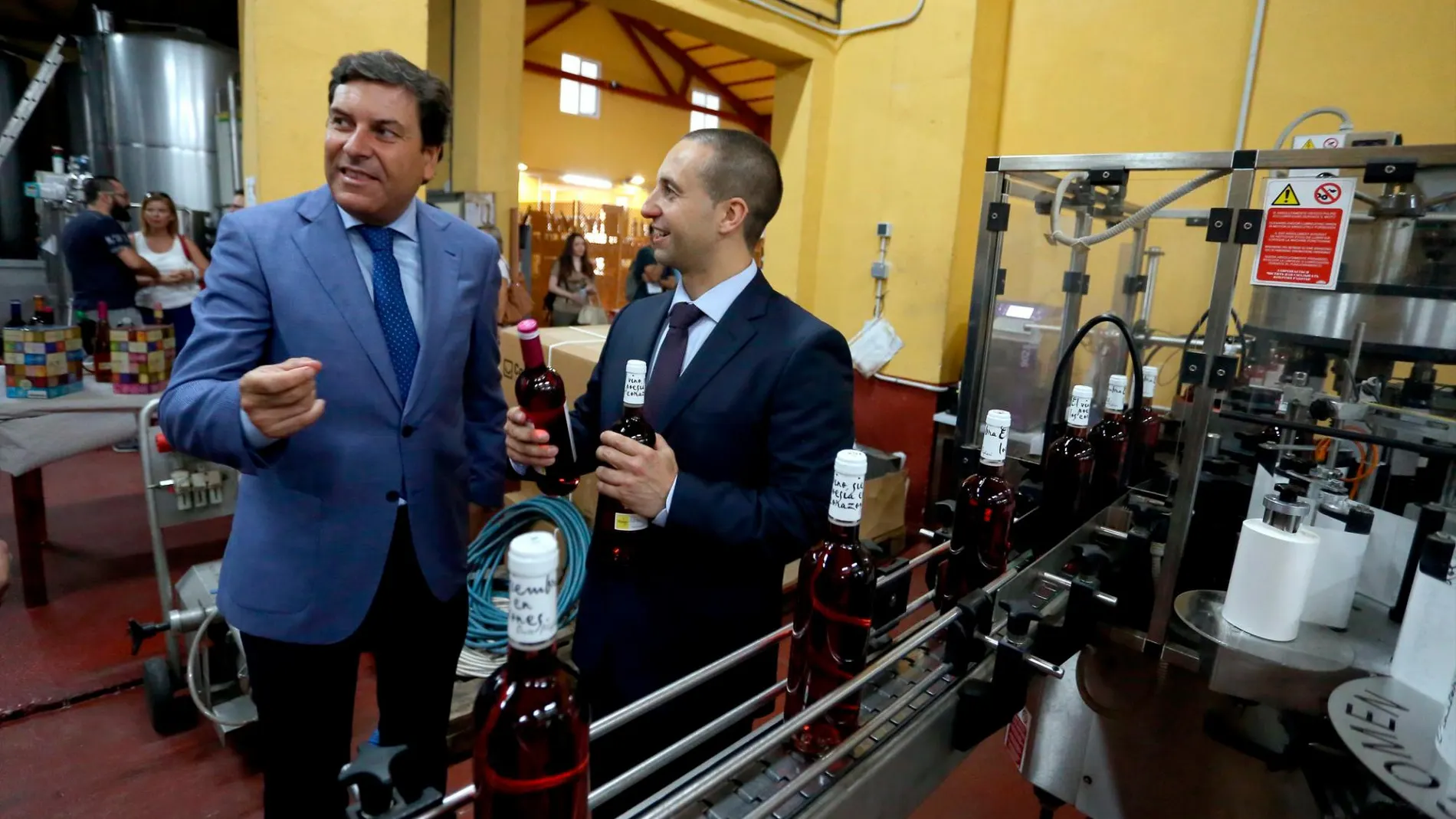 El consejero de Economía y Hacienda, Carlos Fernández Carriedo, durante una reciente visita a una empresa de cerveza en Valladolid