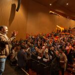Abascal salud a los asistentes al mitin que llenaron el Lienzo Norte de Ávila