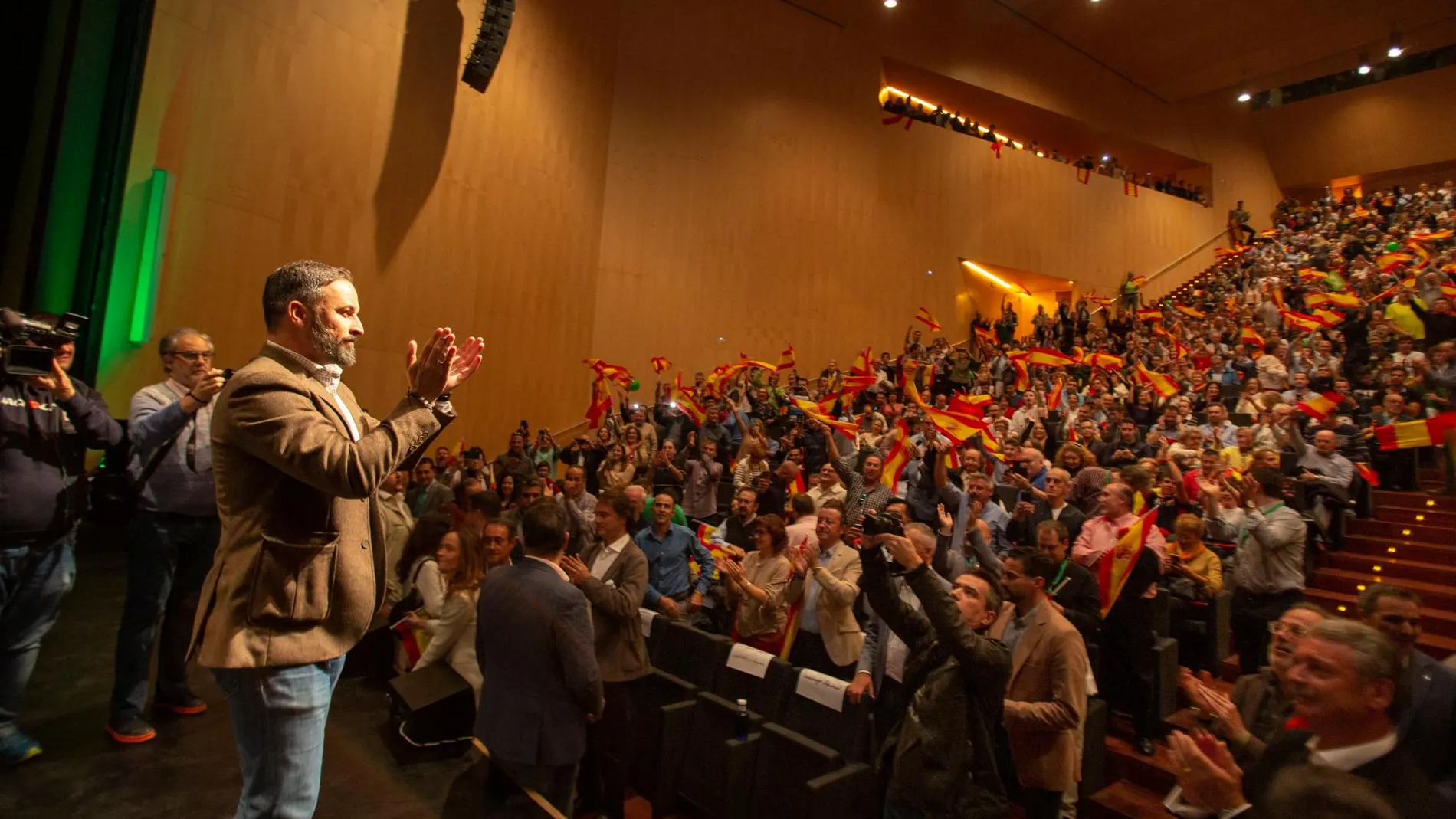 Abascal salud a los asistentes al mitin que llenaron el Lienzo Norte de Ávila