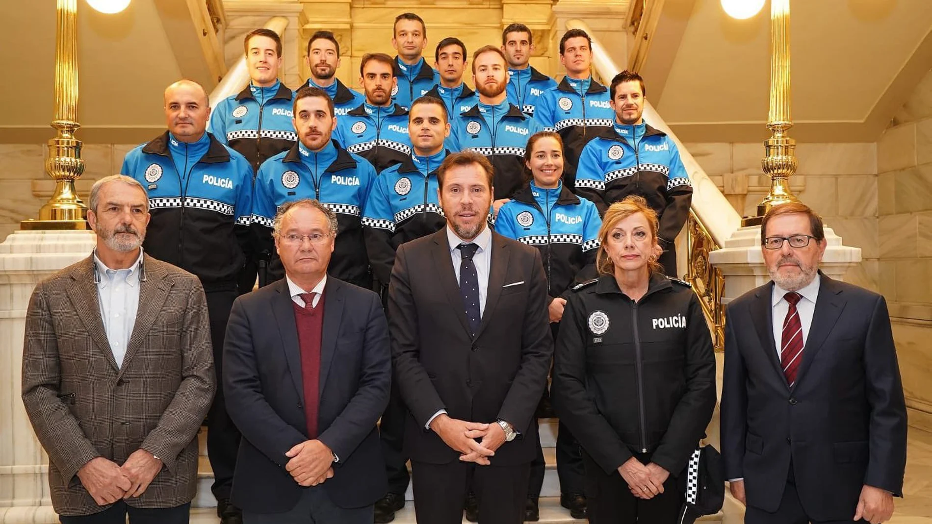 Foto de familia de Puente y Otero con los nuevos agentes