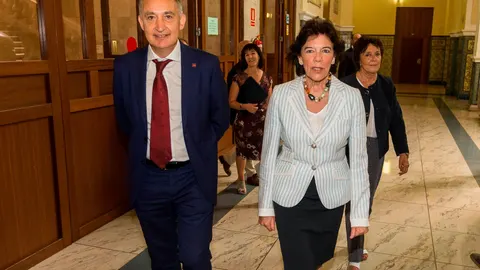 El rector de la Universidad de Valladolid, Antonio Largo, y la ministra de Educación, Isabel Celaá, en una imagen de archivo