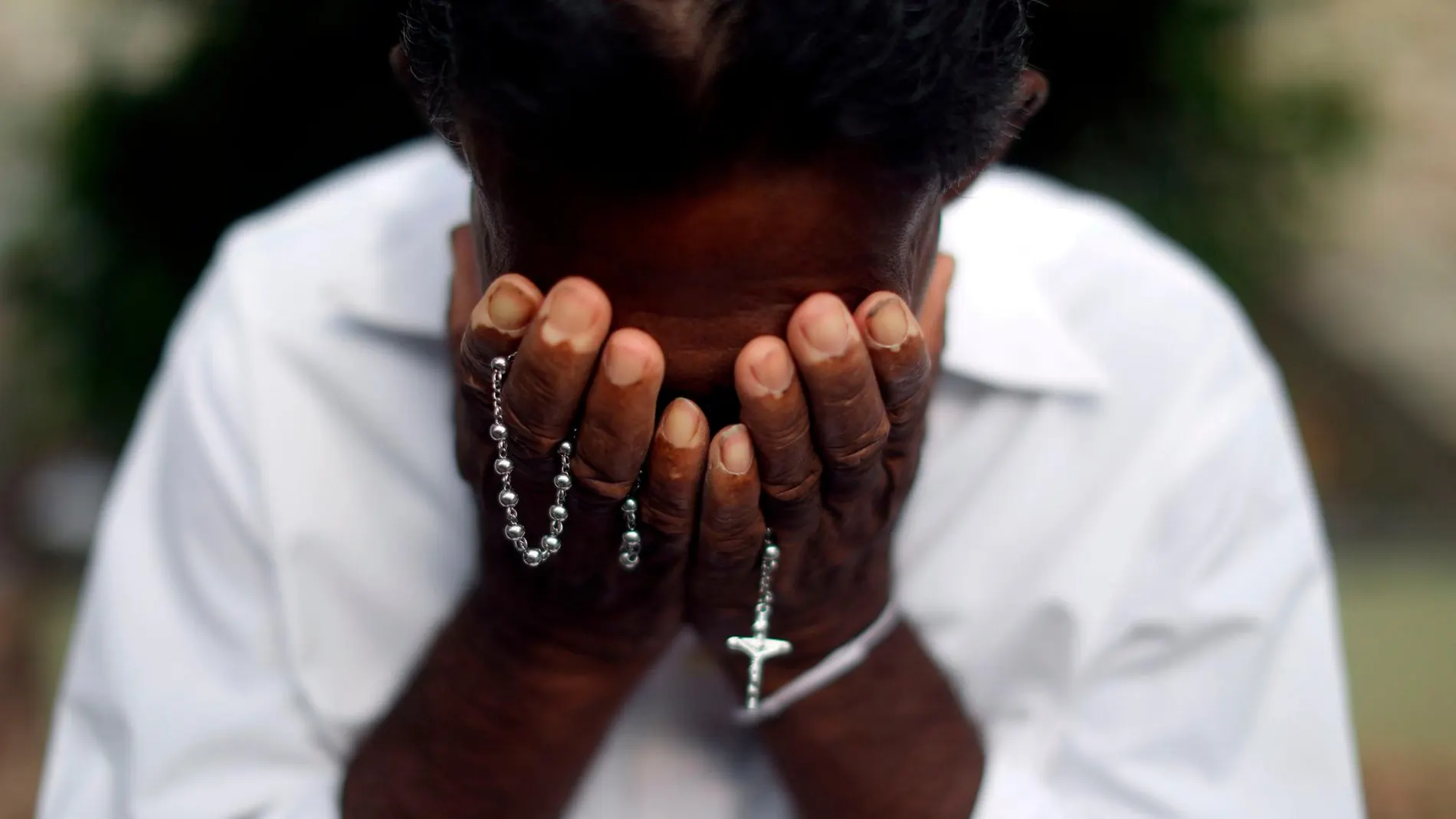 Una mujer cristiana llora los hechos ocurridos en Sri Lanka
