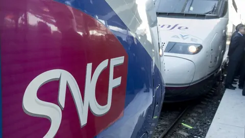 Un tren de SNCF, junto a uno de Renfe