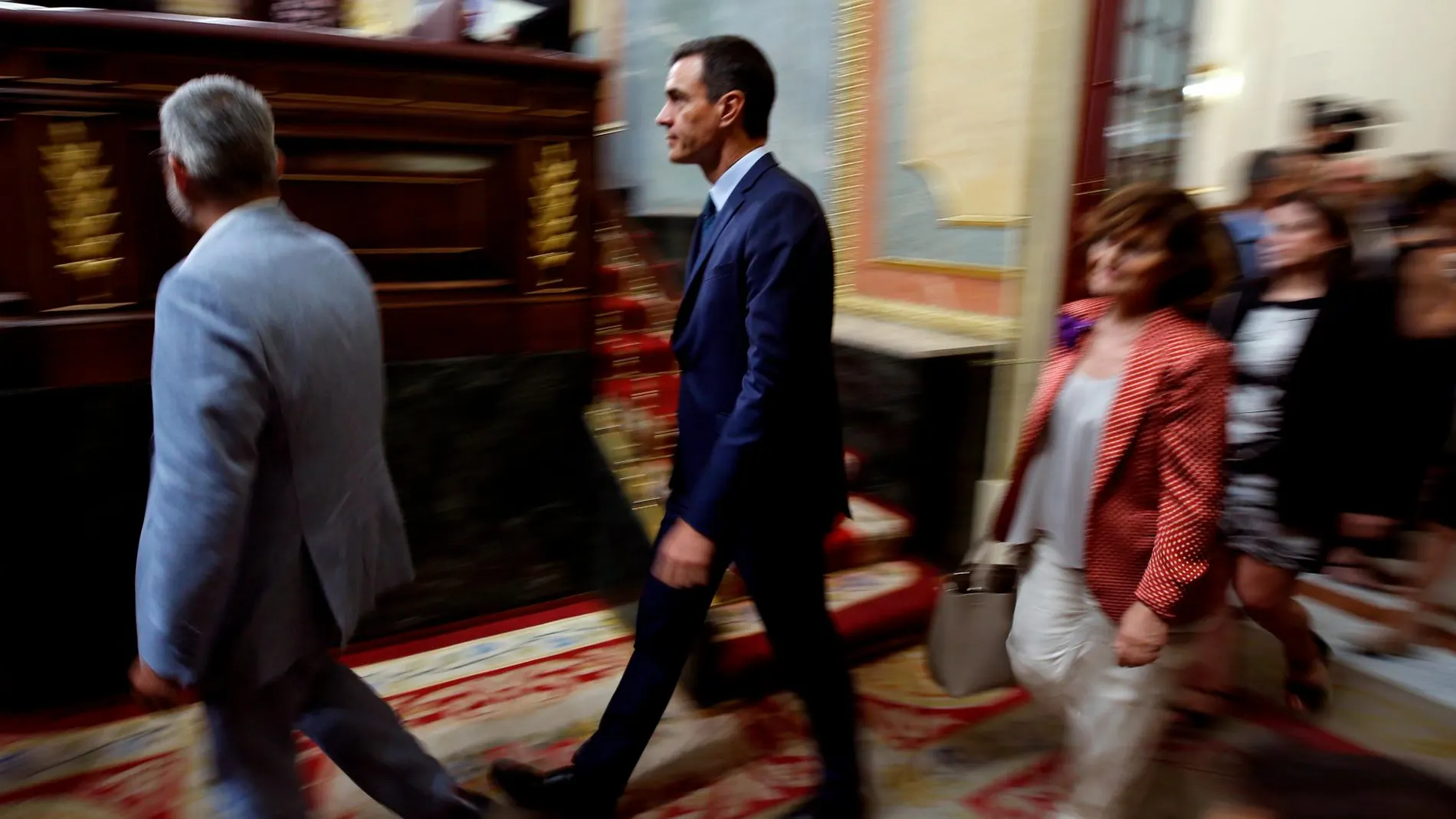 Pedro Sánchez y Carmen Calvo entrando al Congreso antes de la votación