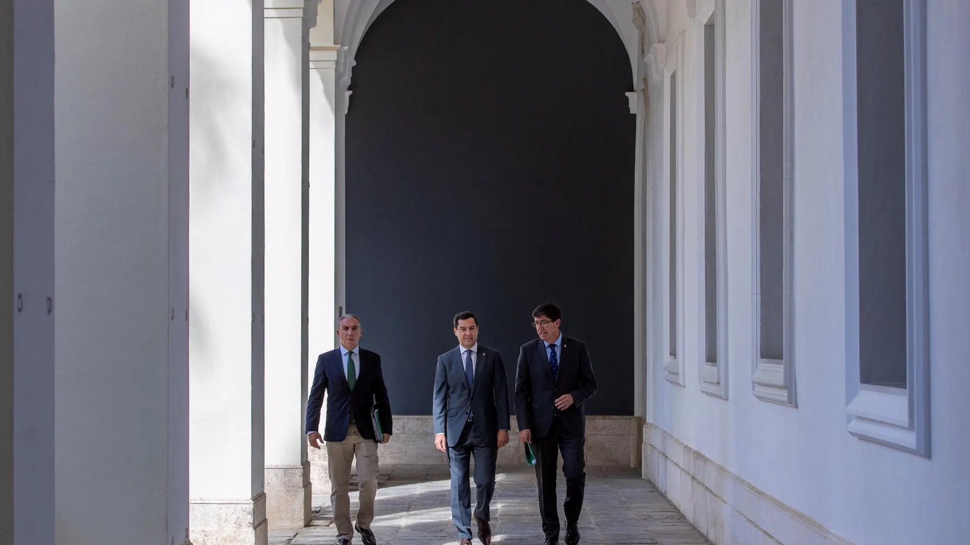 El presidente y el vicepresidente de la Junta, Juanma Moreno y Juan Marín, con el consejero de Presidencia, Elías Bendodo, en el Palacio de San Telmo /Foto: EFE