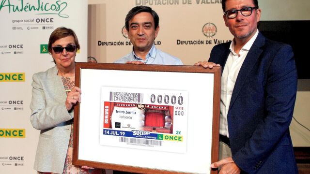 Ismael Pérez y Mari Luz Hernández presentan el cupón junto a Agapito Hernández