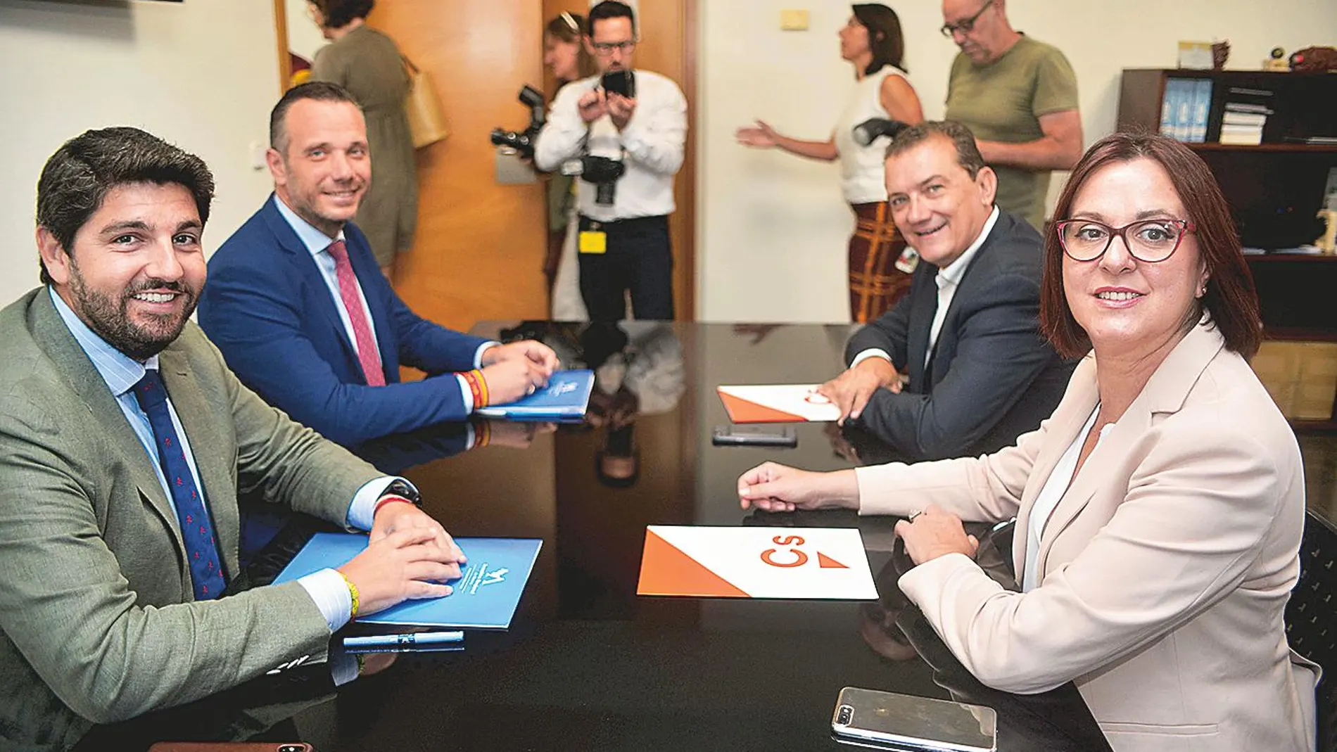 El presidente en funciones de Murcia, Fernando López Miras junto a Joaquín Sesgado y el equipo negociador de Cs de la región
