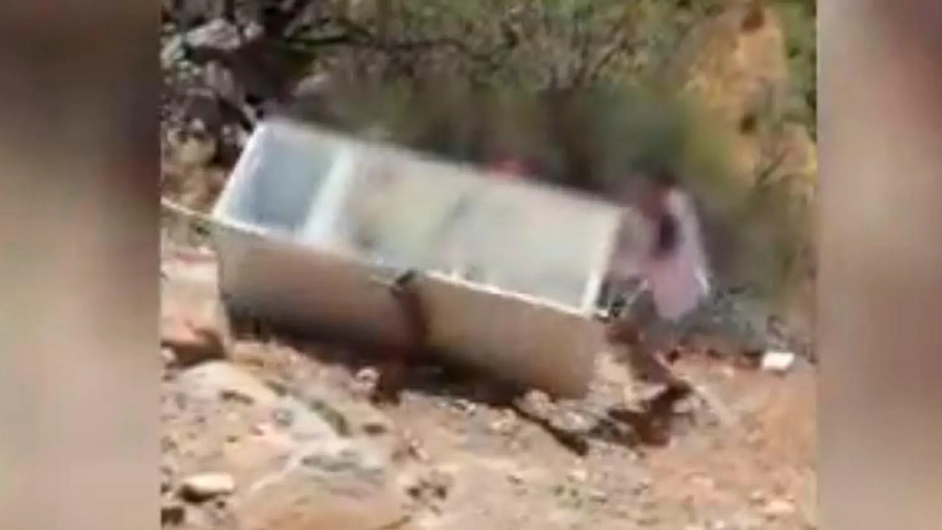 Momento en que las dos personas suben la nevera desde el valle/Guardia Civil