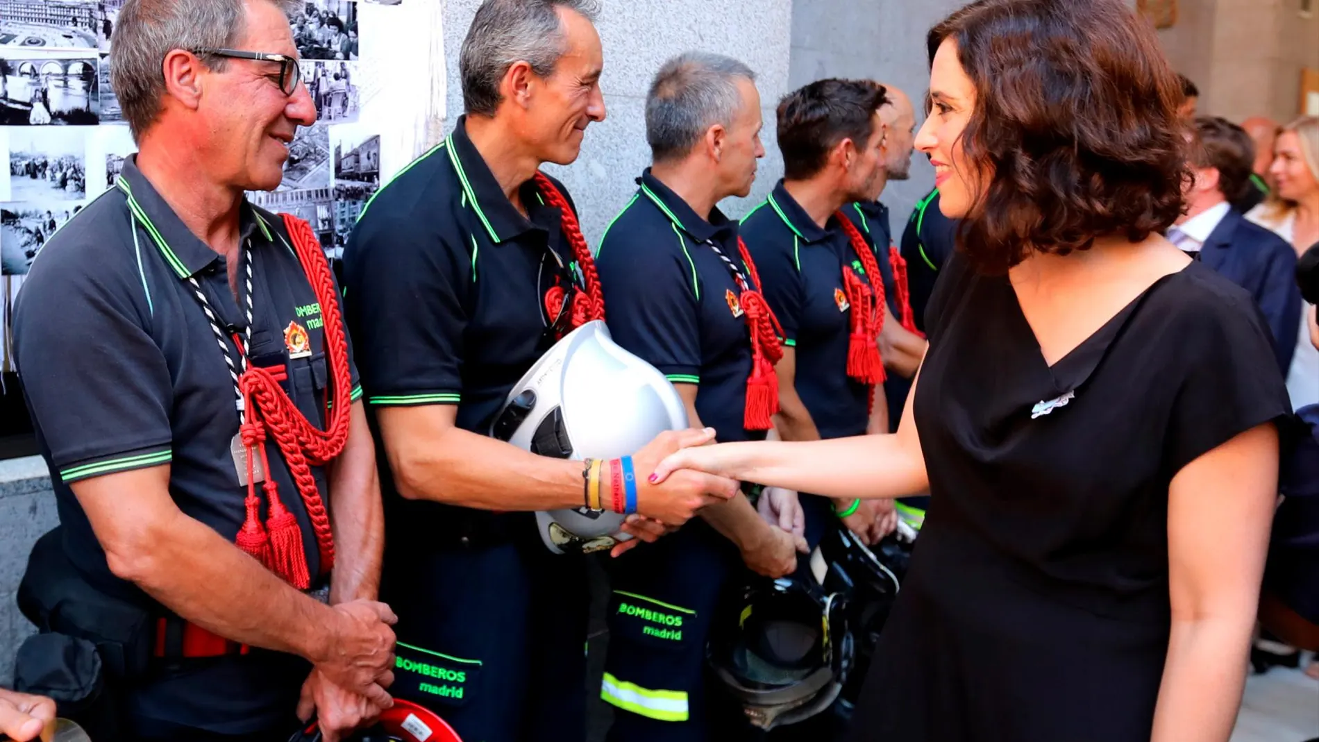 La presidenta de la Comunidad de Madrid, Isabel Díaz Ayuso, saluda a varios mandos de los Bomberos de la Comunidad en el colegio de La Salle dentro de los actos programados en honor de la Virgen de la Paloma, patrona de los bomberos.