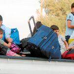Familias kurdas dejan su hogar debido a la ofensiva turca en el noreste de Siria.