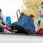 Familias kurdas dejan su hogar debido a la ofensiva turca en el noreste de Siria.