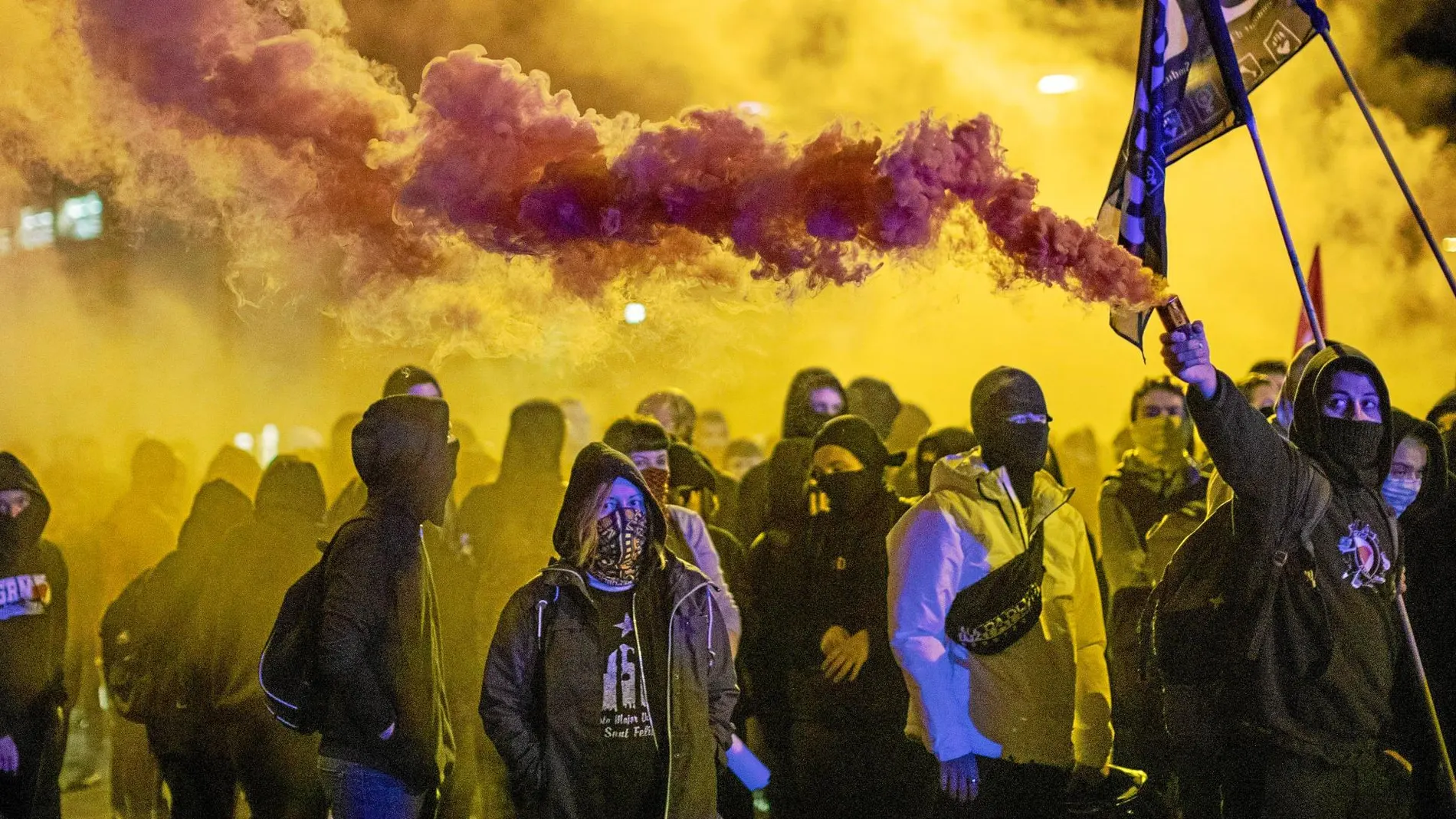 Grupos independentistas radicales se manifestaron con bengalas el pasado 1-O en Gerona con motivo del aniversario del referéndum ilegal