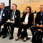 Los exdirectores generales de la CAM Roberto López Abad (dcha.) junto a María Dolores Amorós