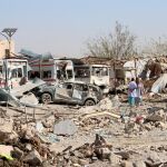 Vehículos dañados tras un atentado con coche bomba en Qalat, Afganistán / Reuters