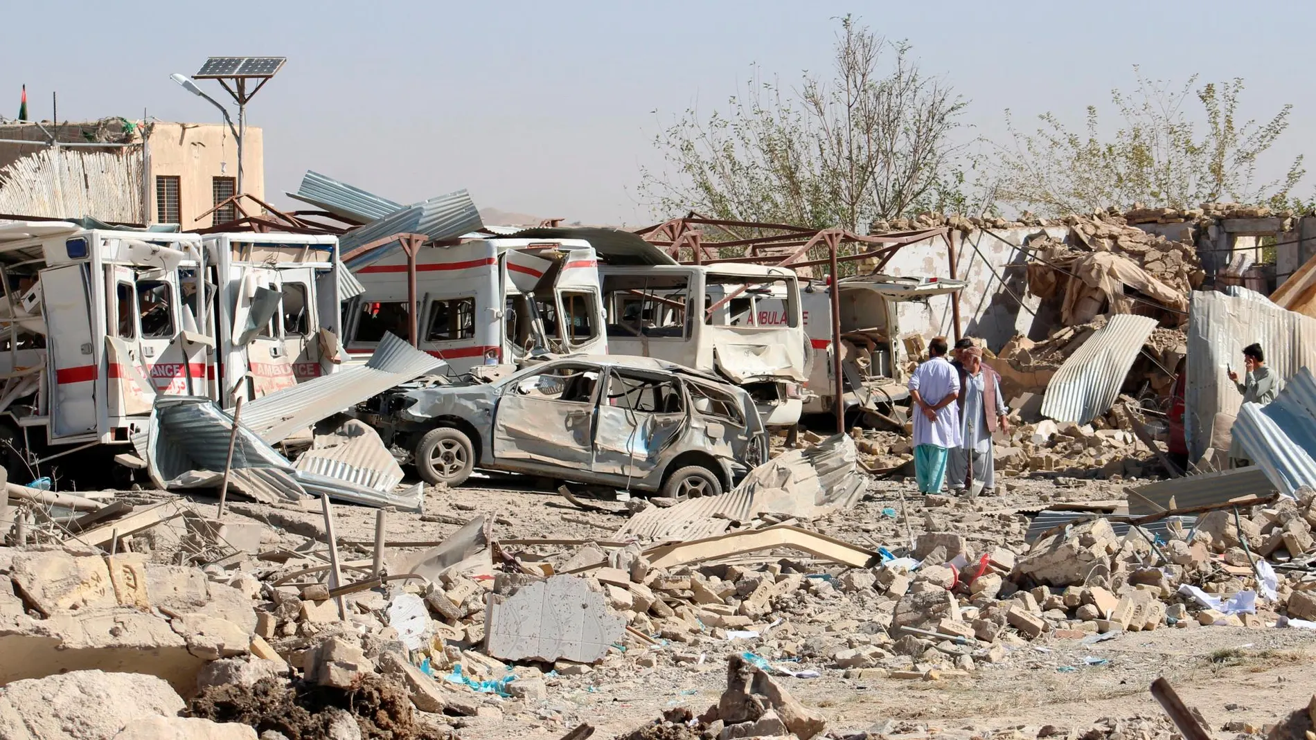 Vehículos dañados tras un atentado con coche bomba en Qalat, Afganistán / Reuters