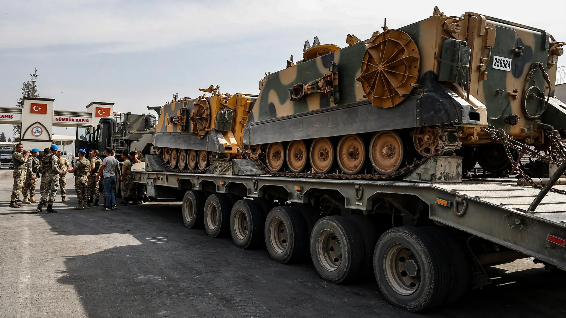Soldados turcos esperan para entrar en Siria dentro de la operación “Fuente de paz”/AP