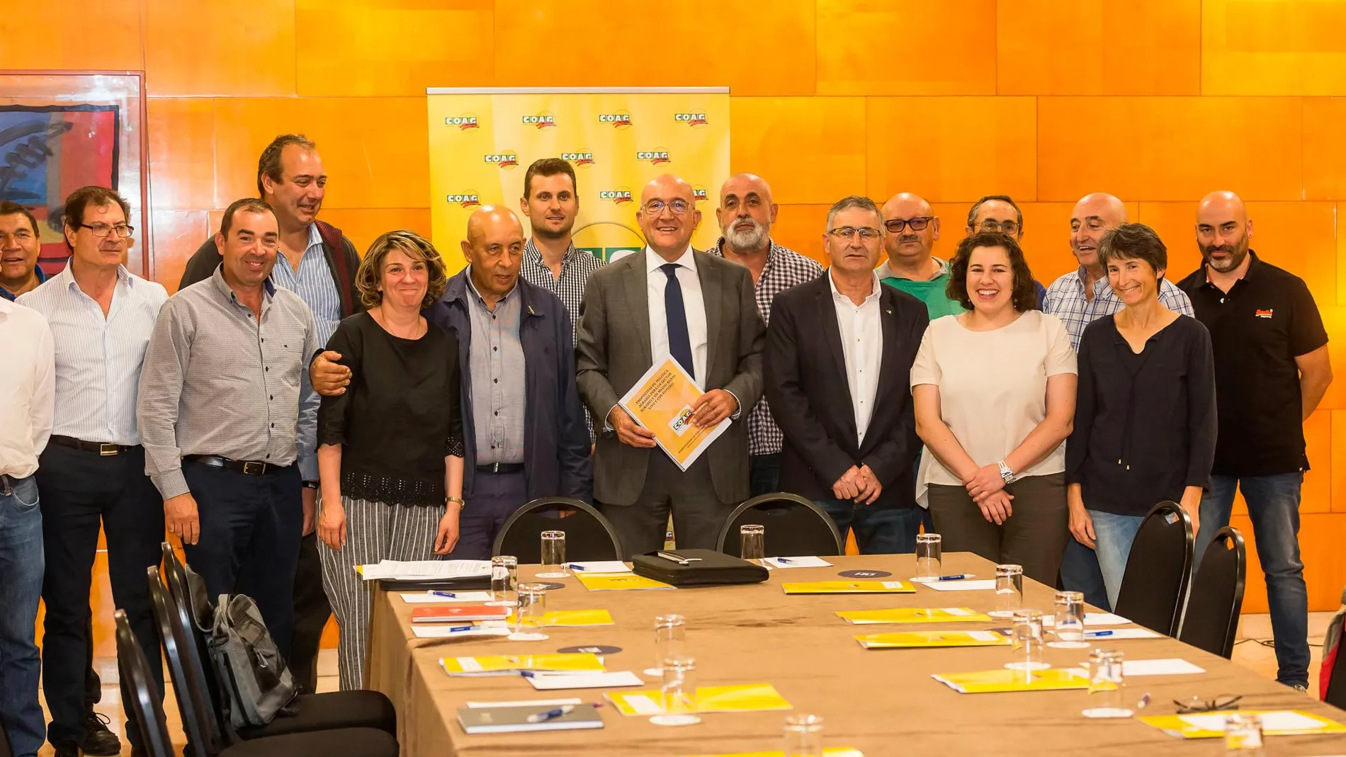 Foto de familia de Carnero con los representantes de Coag en Castilla y León, y su coordinador, Aurelio Pérez, a la cabeza