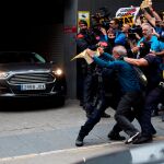 Varios independentista increpan a Pedro Sánchez a su salida del hospital de Sant Pau de Barcelona, donde ha visitado a los agentes heridos/Foto: Efe