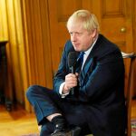 El primer ministro británico, Boris Johnson, en varios momentos de la entrevista que concedió ayer en su residencia de Downing Street.
