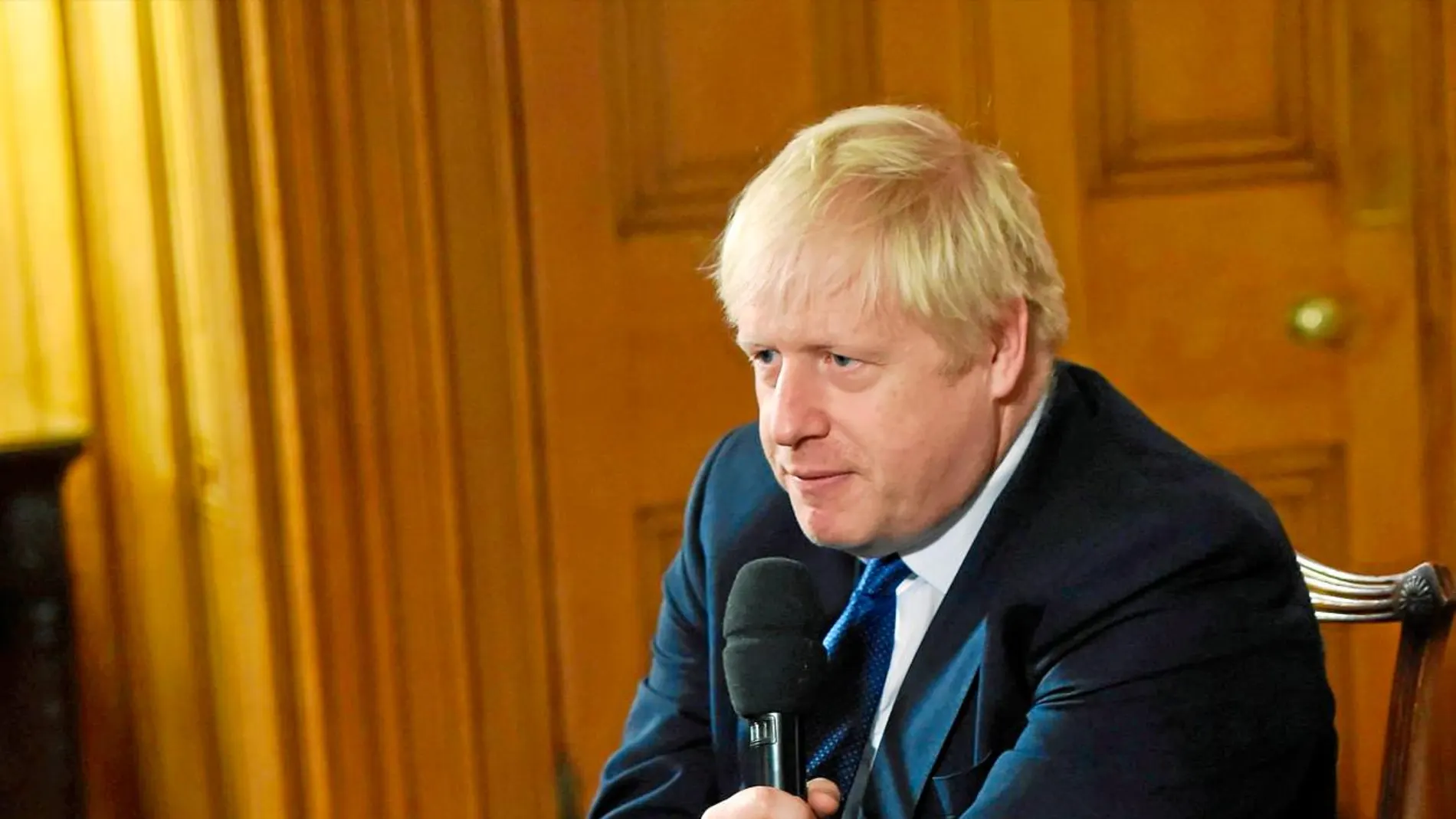 El primer ministro británico, Boris Johnson, en varios momentos de la entrevista que concedió ayer en su residencia de Downing Street.