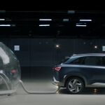 Mireia Belmonte prueba las (nulas) emisiones del Hyundai más ecológico en una burbuja