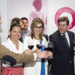 El consejero de Economía y Hacienda, Carlos Fernández Carriedo, junto a la alcaldesa de Aranda de Duero, Raquel González, entre otros, en la Feria «Fiduero»