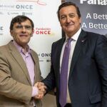 Alberto Durán, vicepresidente ejecutivo de la Fundación ONCE, y Mirko Scaletti, director general de Panasonic Iberia.