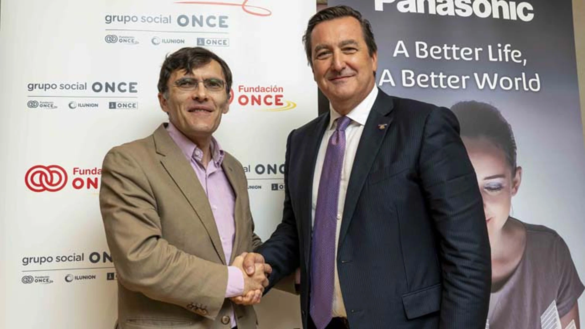 Alberto Durán, vicepresidente ejecutivo de la Fundación ONCE, y Mirko Scaletti, director general de Panasonic Iberia.