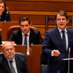 Fernández Mañueco interviene en el Pleno en presencia de Igea