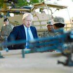 El «premier» Boris Johnson conversa con militares ayer en la base de instrucción aérea cerca de Salisbury