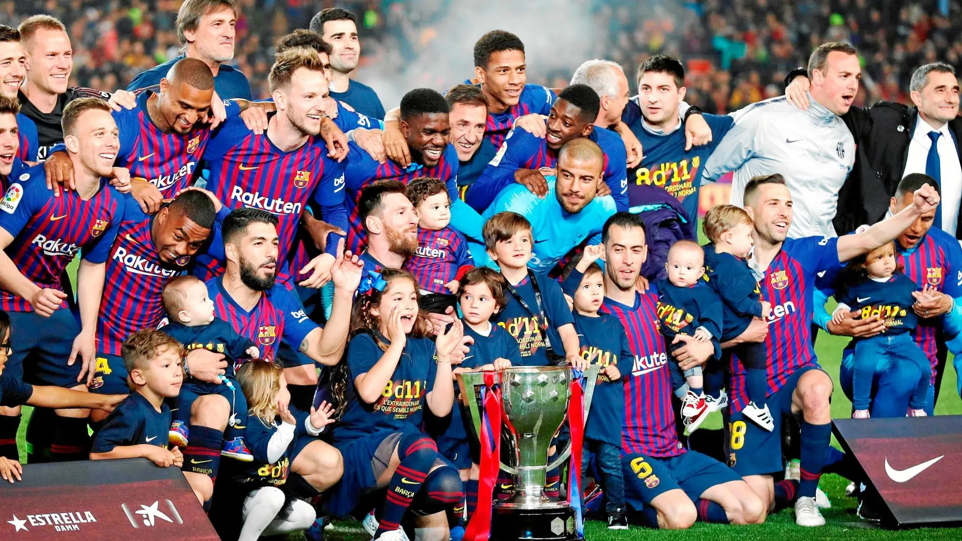 Soccer Football - La Liga Santander - FC Barcelona v Levante - Camp Nou, Barcelona, Spain - April 27, 2019 Barcelona celebrate winning La Liga with the trophy REUTERS/Albert Gea