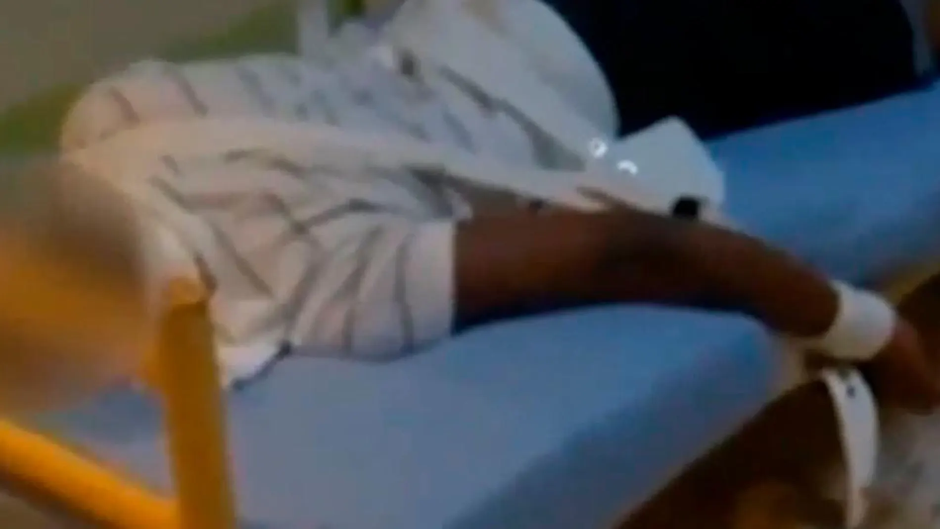 Imagen del vídeo grabado en 2015, en el que se ve a un menor atado a la cama en el centro de menores Tierras de Oria
