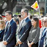 Los Reyes, acompañados por el presidente del Gobierno, presidieron el año pasado los actos de recuerdo por los fallecidos en los atentados de Barcelona / Efe