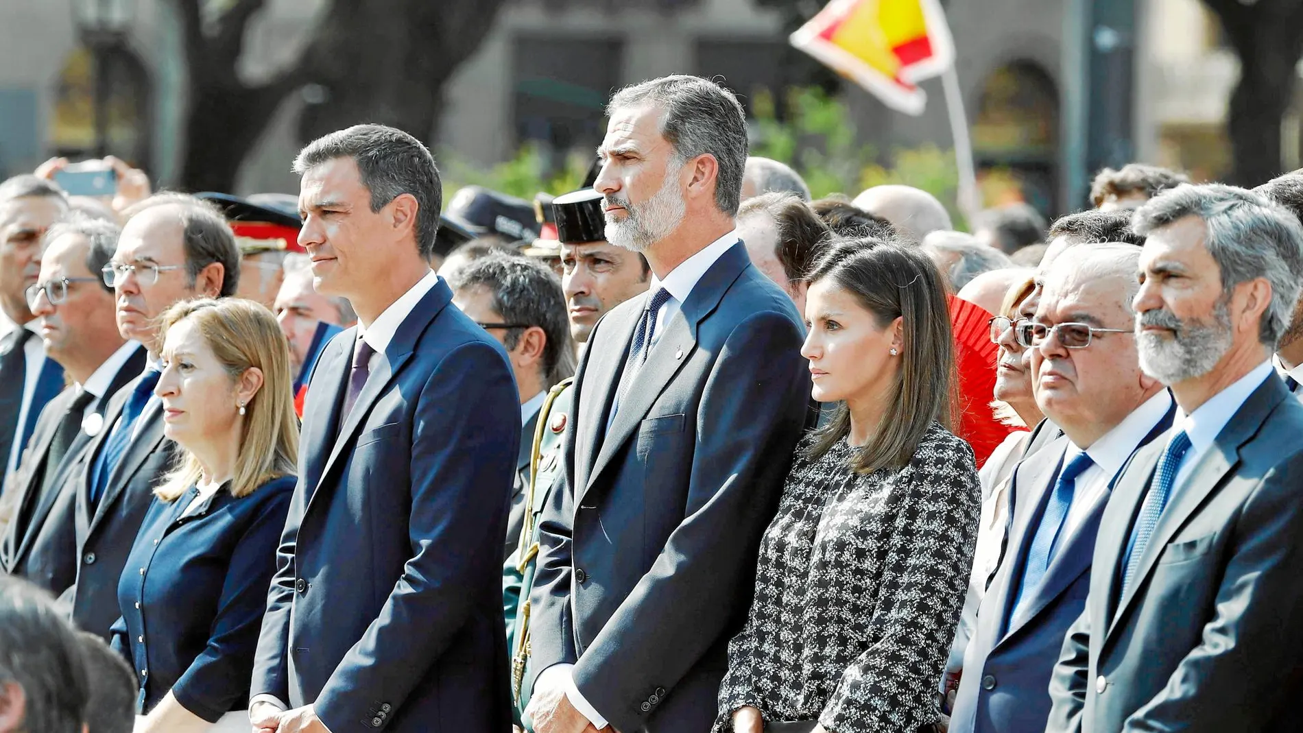 Los Reyes, acompañados por el presidente del Gobierno, presidieron el año pasado los actos de recuerdo por los fallecidos en los atentados de Barcelona / Efe