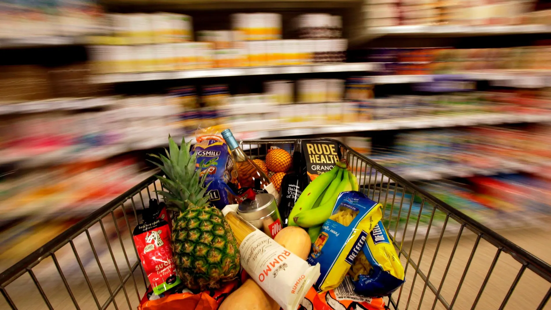 En cuanto a la compra de alimentos, es importante evitar los precocinados, mucho más caros que la comida tradicional