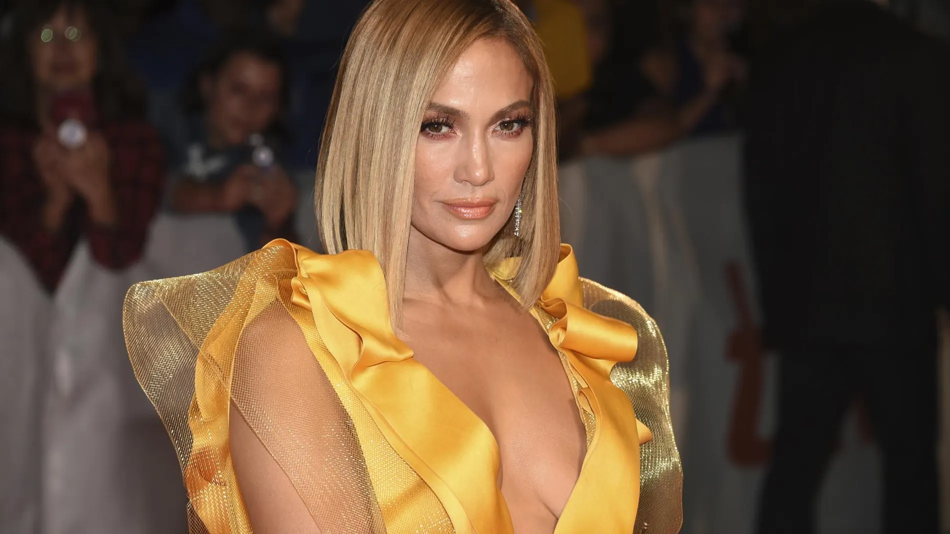 Jennifer Lopez reinventa la forma de llevar la camisa blanca