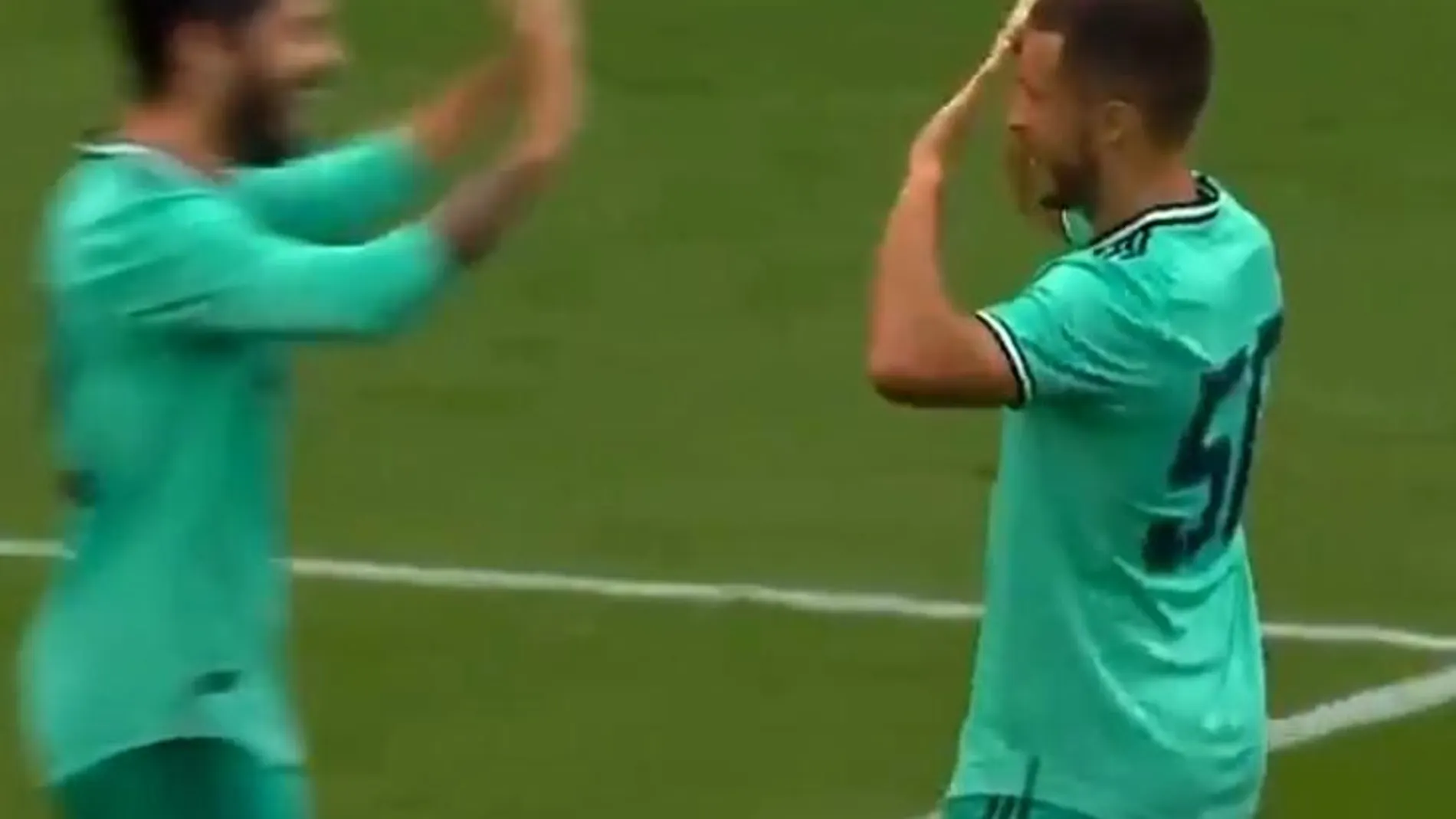 Hazard celebra su gol con Isco