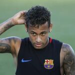 Neymar, en un entrenamiento con el Barcelona