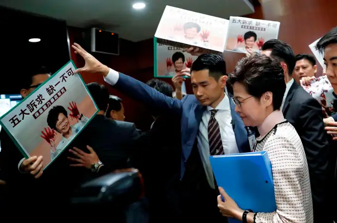 Abucheos y gritos contra la líder de Hong Kong durante su discurso anual