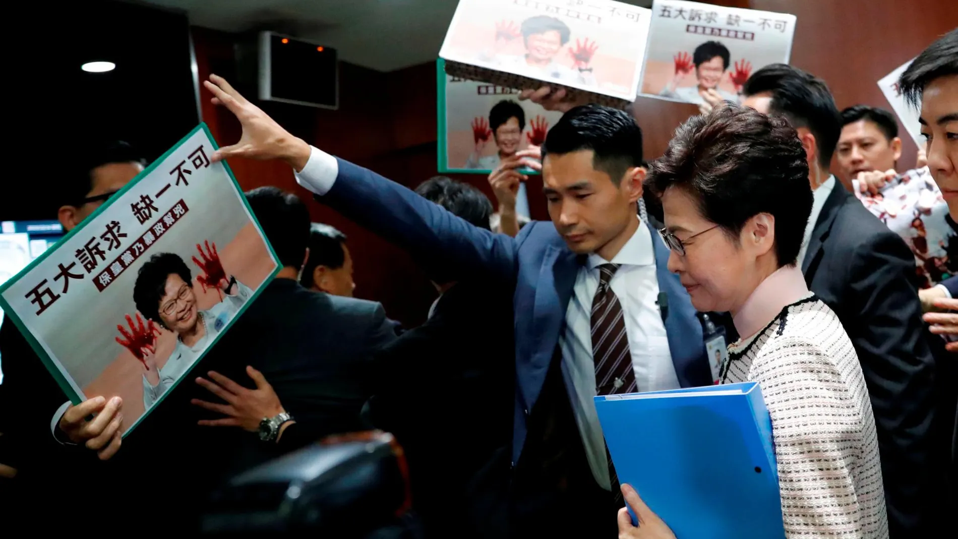 Carrie Lam abucheada por diputados antes de iniciar su discurso