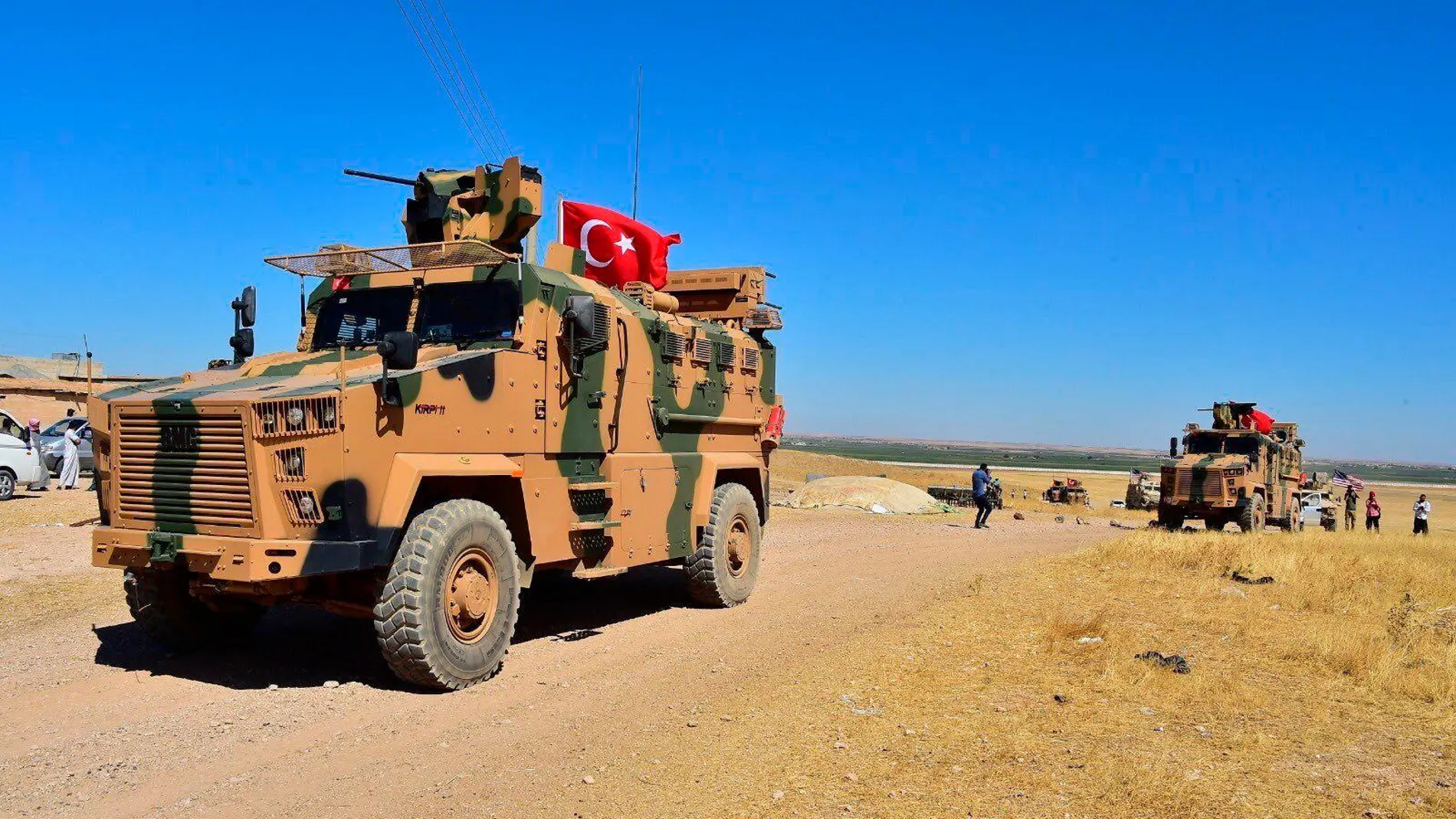 Una patrulla conjunta turconorteamericana en la ciudad de Tal Abyad, en la frontera siria/Efe