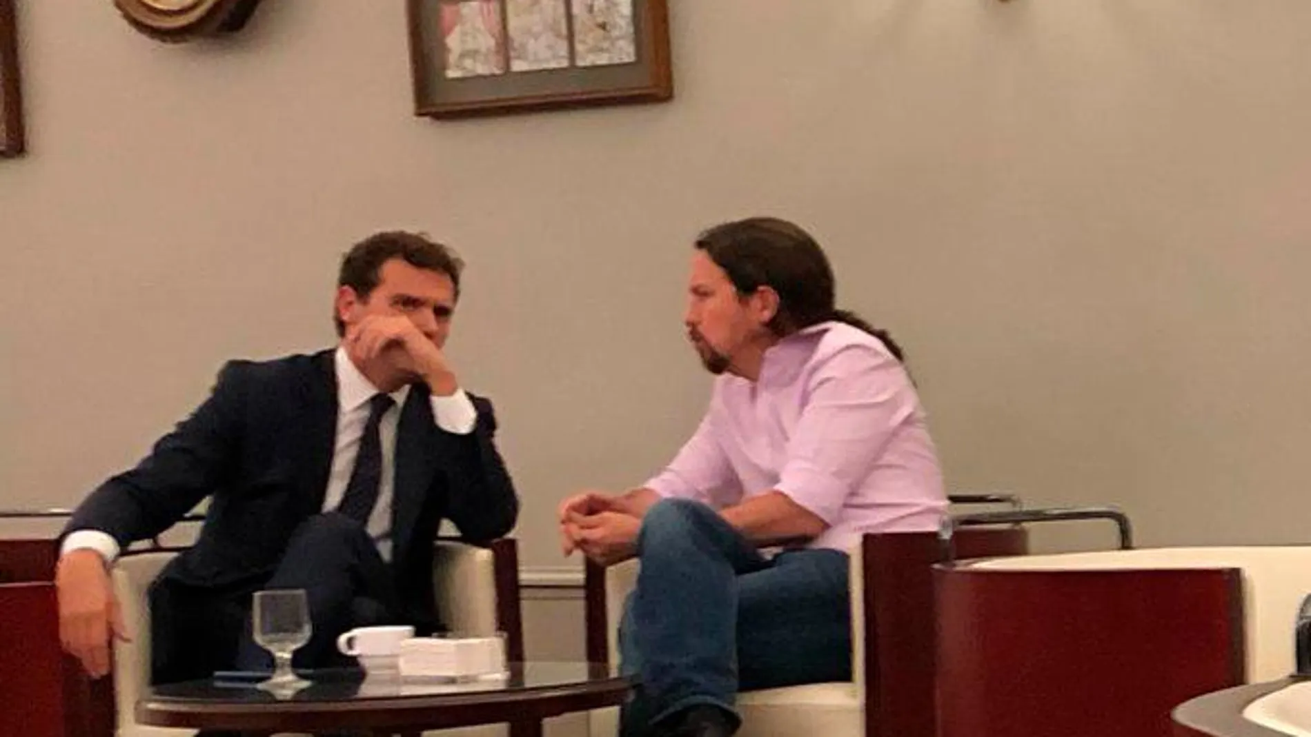 Puente publicó en su perfil de la red social una foto en la que se veía a Iglesias y Rivera en una mesa del establecimiento la tarde en que se consumó que España tendrá que repetir elecciones