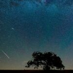 Varios meteoritos cruzan el cielo durante la lluvia de perseidas/ EFE
